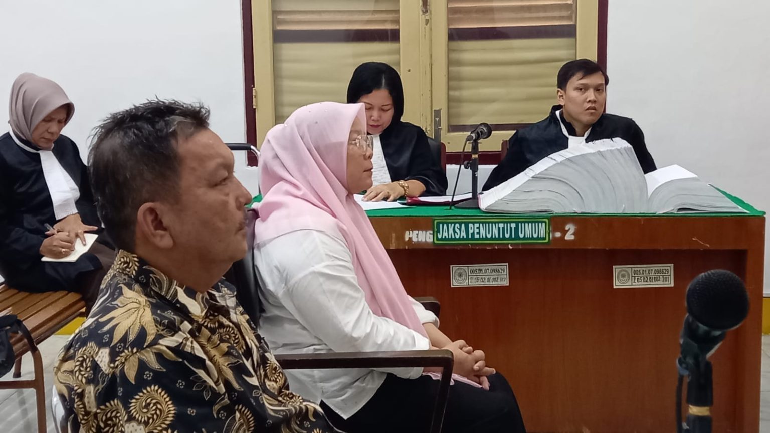 Mantan Kepala Sekolah MAN 3 Medan Menangis Didudukkan di 'Kursi Pesakitan'