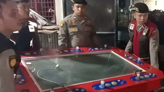 "Sejumlah mesin judi disita dalam penggerebekan," kata Kapolresta Deli Serdang Kombes Pol Raphael Sandy Priambodo, Kamis (13/6/2024).