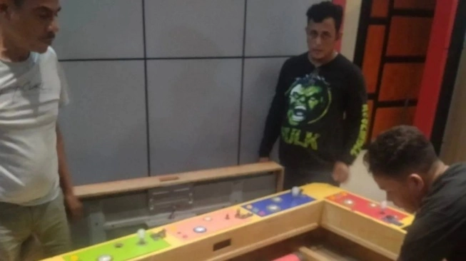 Dari penggerebekan itu, dua wanita merupakan kasir berinisial R (29) dan N (31) berhasil diringkus. Polisi juga berhasil meringkus seorang pemain judi berinisial DR (45).