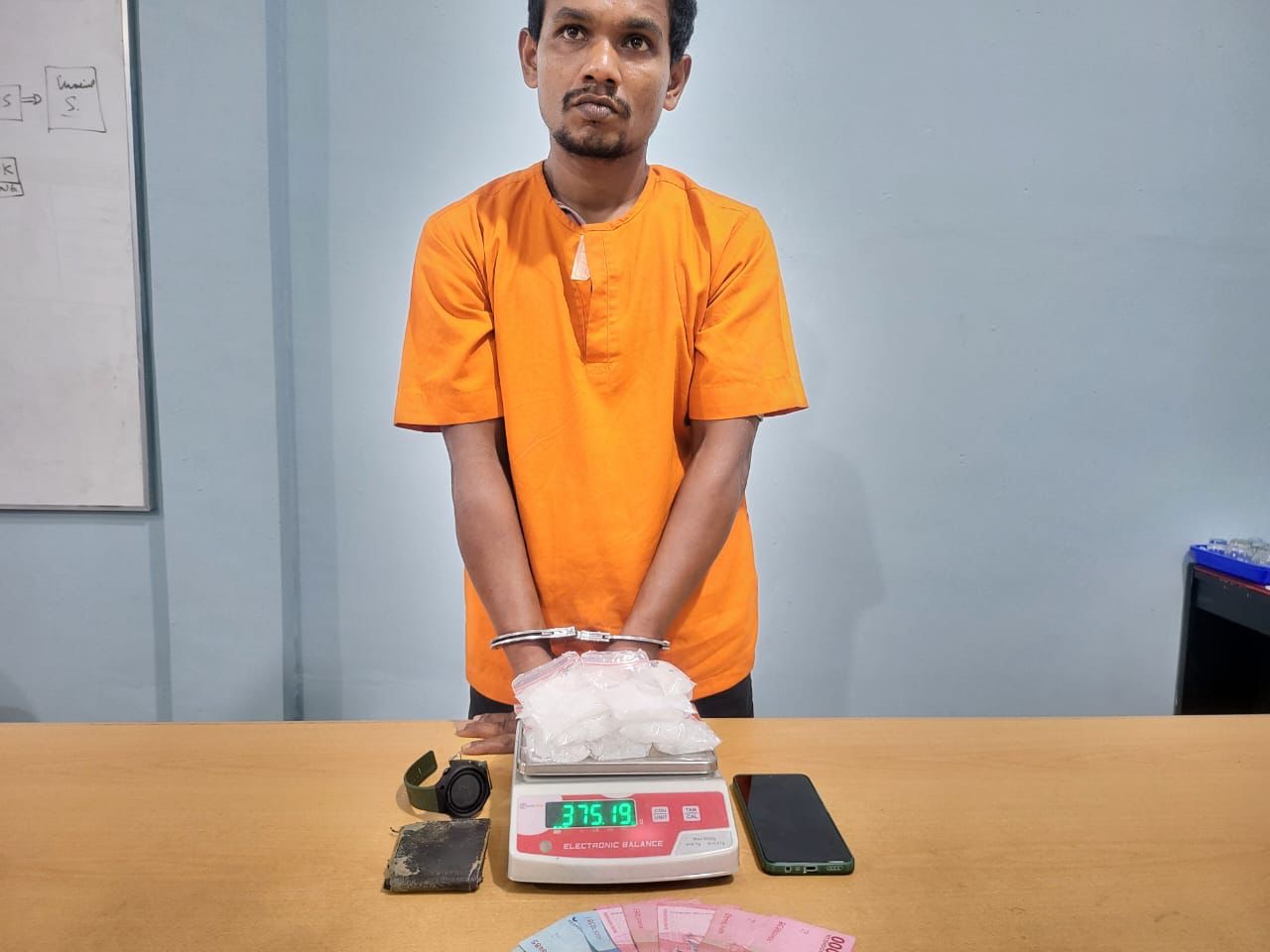"Pengakuan tersangka, rencananya 18 bungkus sabu itu akan diedarkan di wilayah Batubara," sebut Kapolres Batubara, AKBP Taufiq Hidayat Thayeb melalui Kasat Reserse Narkoba, AKP Fery Kusnadi SH, Rabu (12/6/2024).