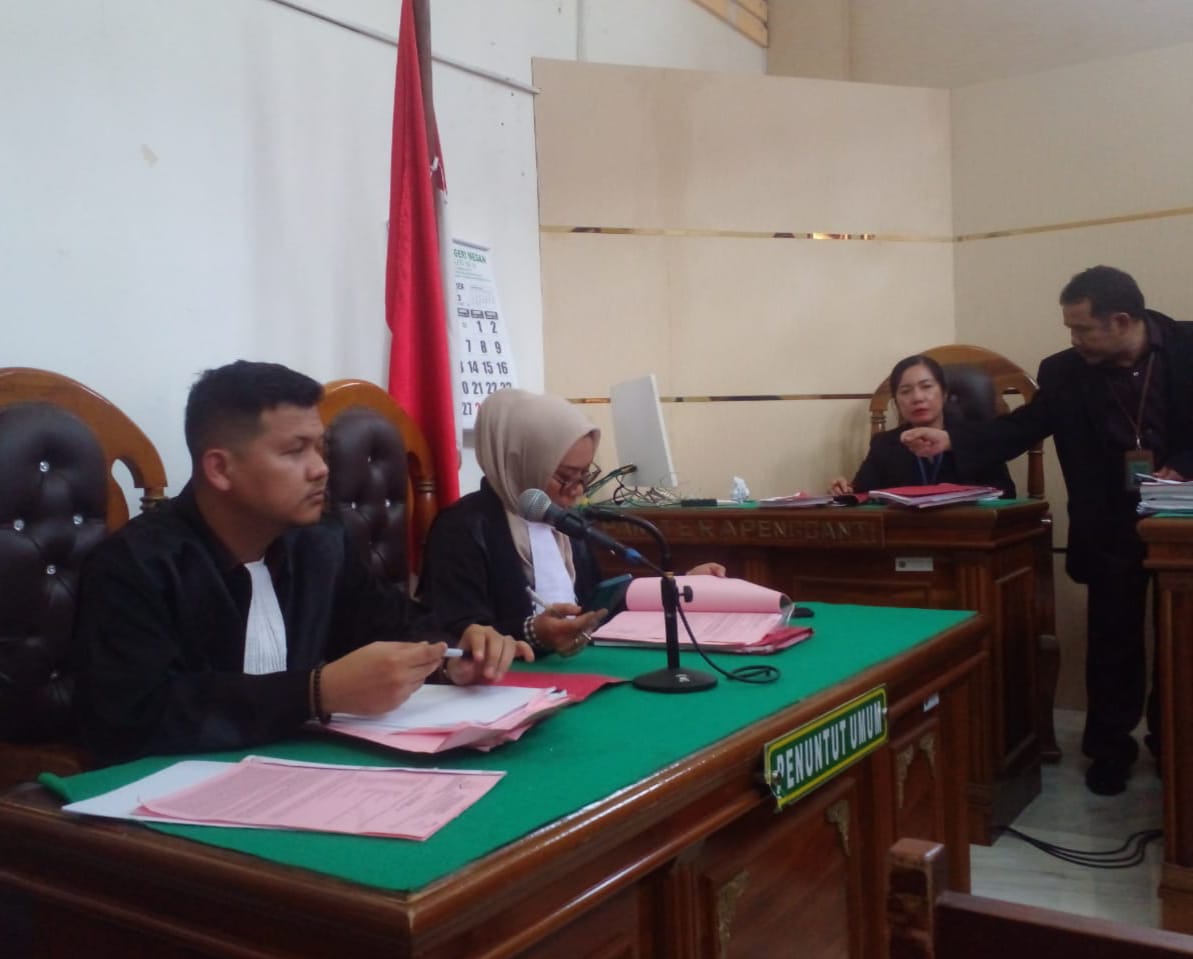 Jaksa penuntut umum (JPU) Rahmayani Amir dalam nota tuntutannya menegaskan, bahwa perbuatan warga Kecamatan Medan Kota ini terbukti melanggar Pasal 374 KUHPidana.