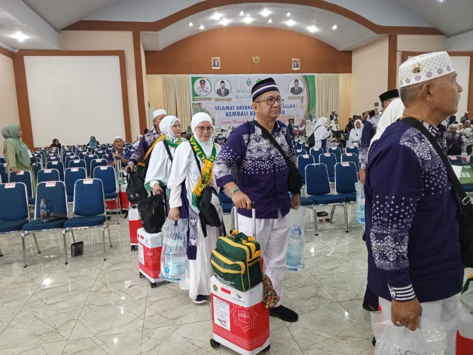 Di Asrama Haji Medan, jamaah haji kelompok terbang (Kloter) 4 Debarkasi Medan tiba di Tanah Air dengan selamat. Kloter 4 tiba di Bandara Kualanamu, Deli Serdang, Kamis (27/6/2024) pukul 12.35 WIB.