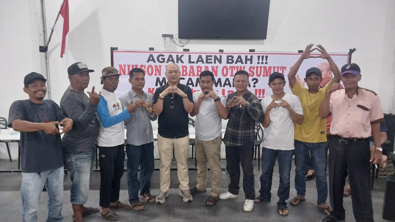 Di hadapan seratusan masyarakat, Nikson membeberkan apa yang telah dilakukannya saat memimpin Taput 10 tahun lamanya.