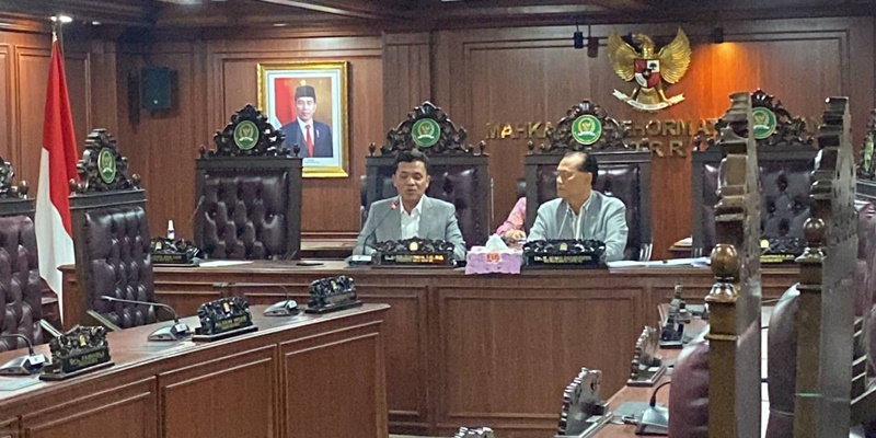 Ia mengaku sebagai pimpinan MKD yang bertanggungjawab terhadap anggota dewan perlu mengklarifikasi, untuk itu TEMPO diundang untuk menyampaikan penjelasan soal beritanya tersebut.