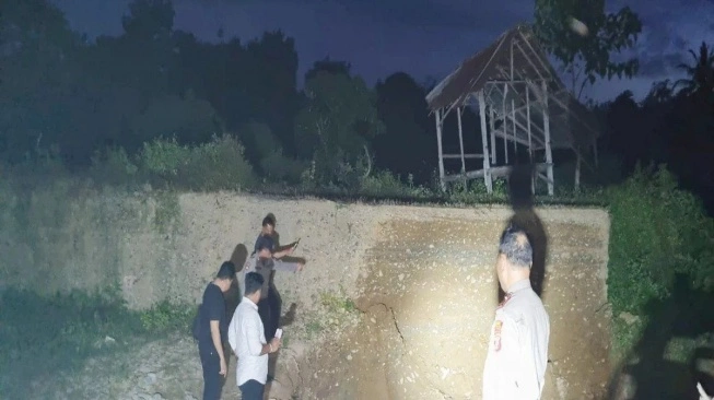 Kasi Humas Polres Madina Ipda Bagus Seto mengatakan penambang emas yang tewas tertimbun material longsor itu bernama Ilham (25) dan Daus (25). Keduanya merupakan warga Lubuk Sibegu, Kelurahan Dalan Lidang, Panyabungan.