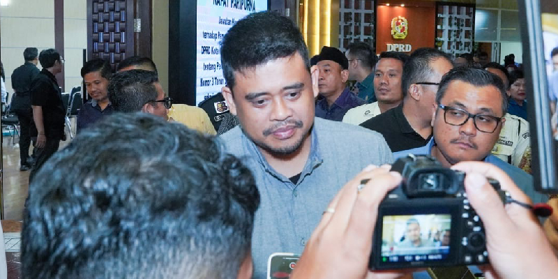“Saya baru diinformasikan Sekda bahwa mereka (PT ACK) kembali mengajukan surat permohonan penundaan pembayaran, dari tanggal 19 hingga waktu yang belum bisa ditentukan. Ini menunjukkan, komitmen mereka sudah mulai goyang. Jadi, kami akan balas surat mereka dengan surat perintah pengosongan," kata Bobby Nasution.
