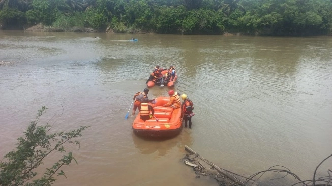 Awalnya, empat perempuan sedang mandi di sungai tersebut. Tiba-tiba air sungai meluap dan mengalir deras langsung menyapu keempatnya.