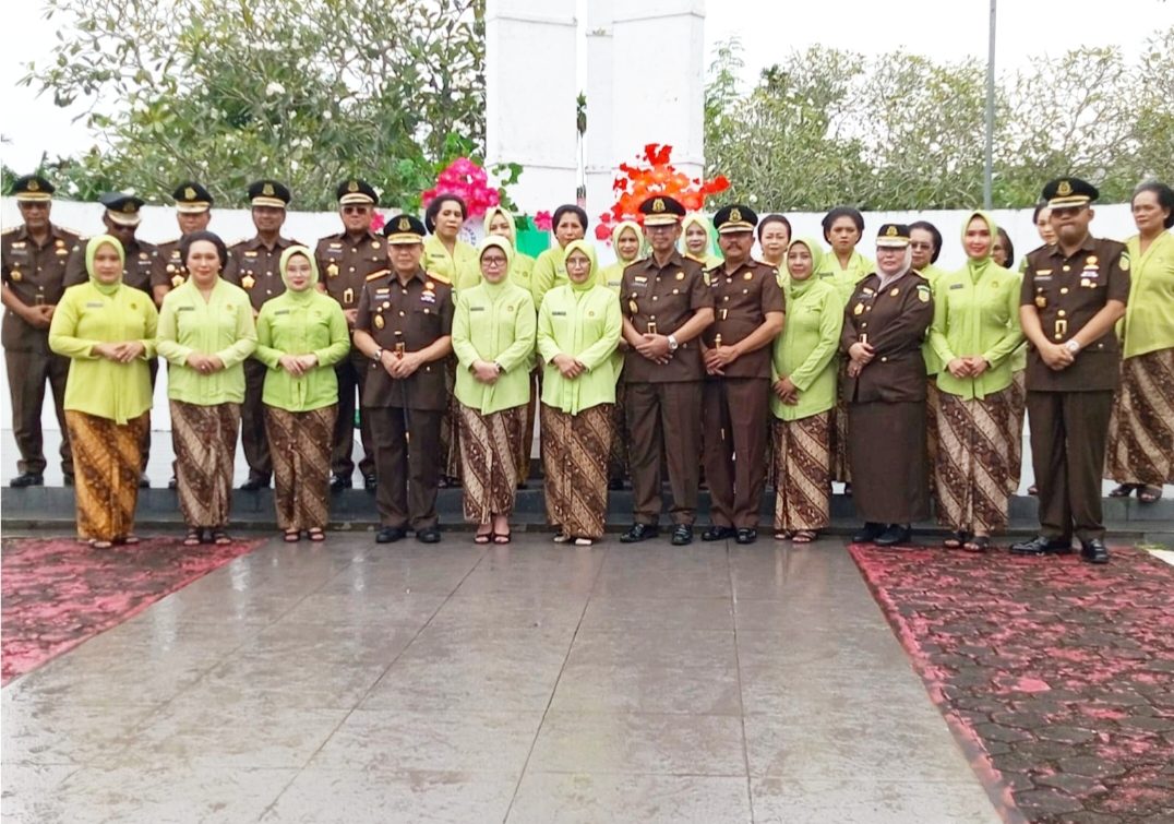 “Kami, para insan Adhyaksa, berkomitmen untuk terus menegakkan keadilan dan kebenaran, sebagaimana yang telah dicontohkan oleh para pahlawan kita,” ujarnya semangat dalam ziarah yang diguyur hujan deras selama berjam-jam tersebut.