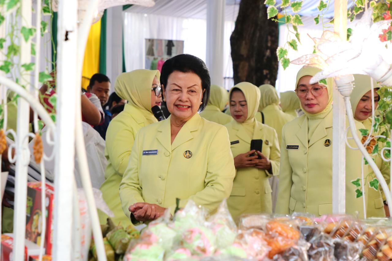 “Tentunya kita sangat berharap, bazar ini dapat memberikan dampak positif dalam menggerakkan perekonomian masyarakat, mendorong pertumbuhan kewirausahaan, serta membangun rasa cinta terhadap produk dalam negeri, sehingga dapat mewujudkan lingkungan usaha yang berdaya saing tinggi dan kehidupan masyarakat yang lebih sejahtera,” imbuh Burhanuddin.