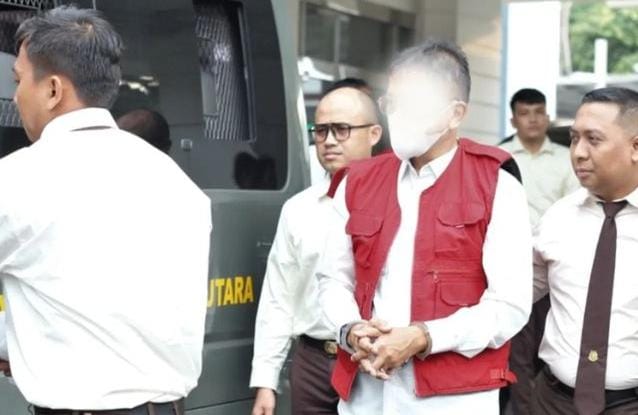 Dan berdasarkan temuan tersebut, ditemukan kekurangan volume pekerjaan atau perbedaan antara volume pekerjaan yang di lapangan dengan yang tercantum dalam kontrak sehingga menimbulkan kelebihan bayar sebesar Rp5.131.579.048,27.