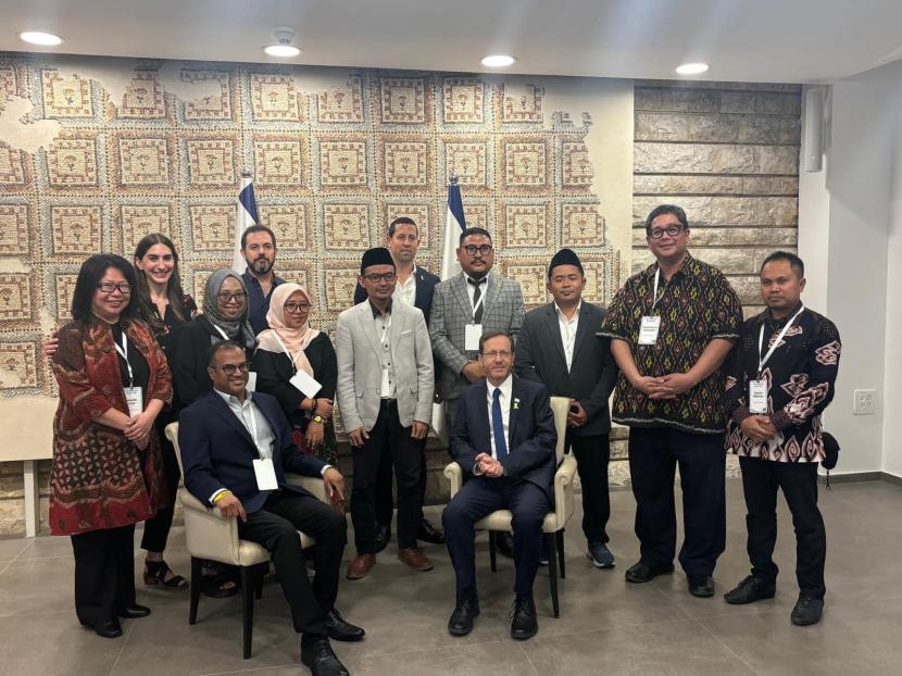 Selain Gus Syukron, tampak dalam foto itu sejumlah tokoh muda lainnya yaitu Dr Zainul Maarif, Munawir Aziz, Nurul Bahrul Ulum, dan Izza Annafisah Dania.