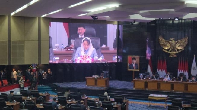 Tindakan Zita ini malah memicu protes dari sejumlah anggota dewan lainnya. Mayoritas berpendapat bahwa forum rapat paripurna bukanlah tempat untuk klarifikasi masalah pribadi.