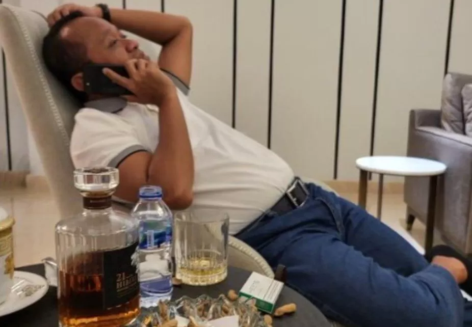 Foto Menteri ESDM Bahlil Viral di Media Sosial, Nikmati Whisky Merek Hibiki Seharga Rp29,5 Juta
