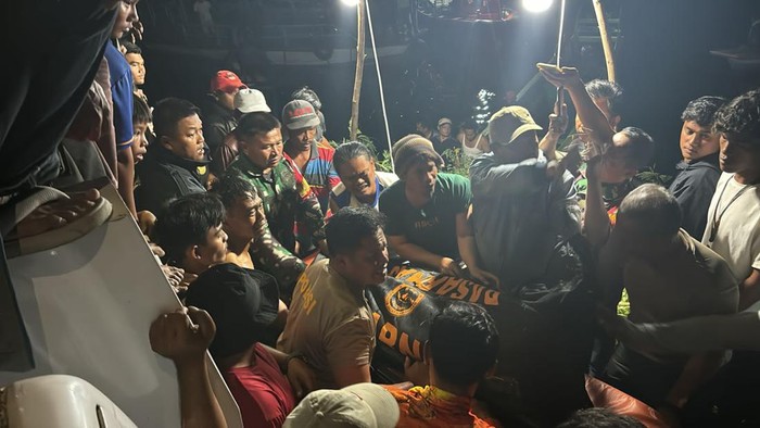 Sementara itu, koordinator Pos SAR Danau Toba Hisar Turnip mengatakan mobil tersebut ditemukan di dasar danau toba.