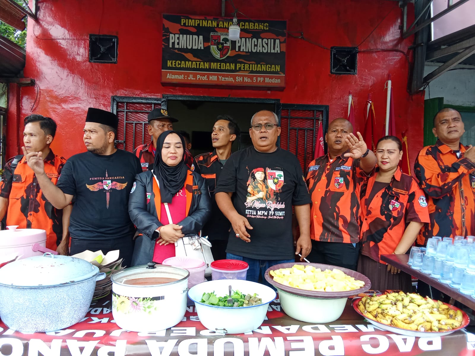 Ketua Pengurus Anak Cabang (PAC) Pemuda Pancasila (PP) Nafaro Affandi Lubis. SH (Kaus Hitam) Membuka Acara Makan Bergizi Gratis (MBG) Di Kantor PAC PP Medan Perjuangan Jln Muhammad Yamin Medan.